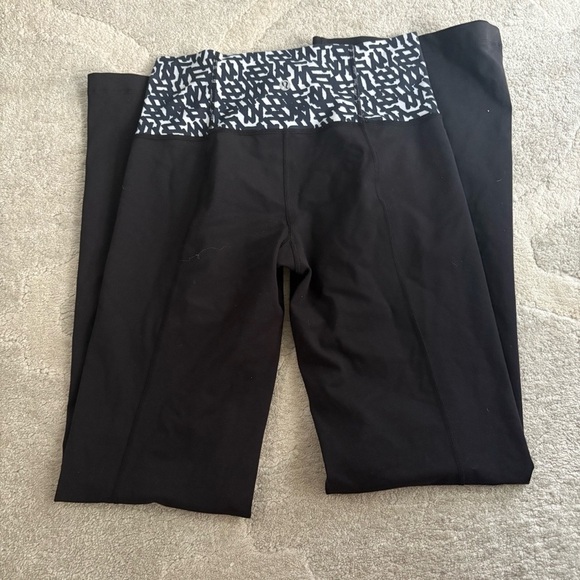 Lululemon Black Cropped Leggings with Patterned Waistband – Size 6 - Picture 2 of 3